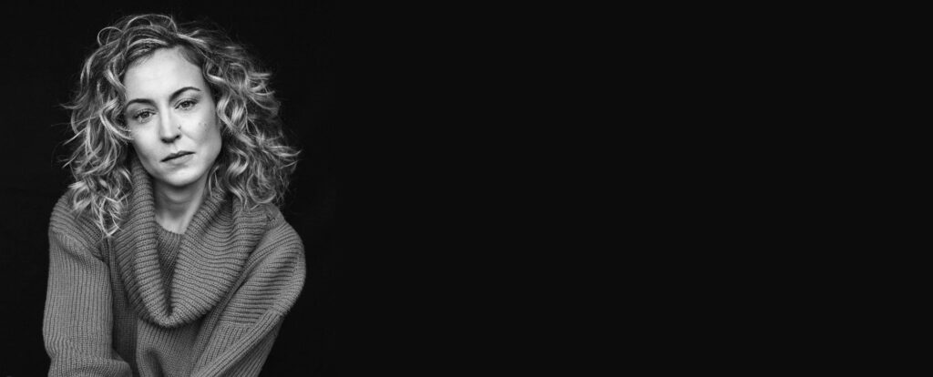 Sara Bernabeu con fondo negro